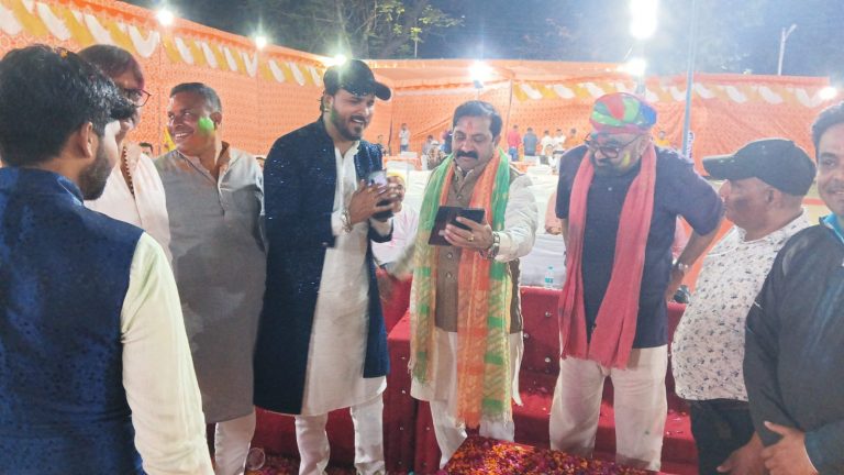 प्रवासी महासंघ ने धूमधाम से मनाया होली मिलन प्रवासी महासंघ – Noida